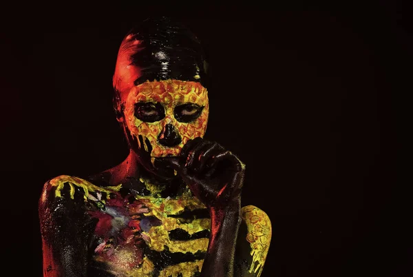Halloween-Mädchen mit Totenkopf-Gesichtsfarbe auf schwarzem Hintergrund — Stockfoto