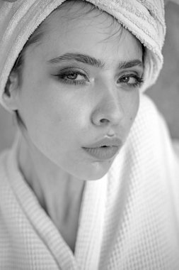 Onun şampuan sihir gibi çalışır. Banyo alışkanlık. Güzel kadın giyim banyo havlusu kafasına. Spa banyo cilt bakımı süpermodel. Genç kadın elbisesi banyo içinde. Spa'da Cilt Bakımı. Güzellik kız. Güzellik rutin ve hijyen