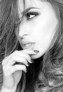 Saç salonu konsept. Makyaj yüz şehvetli kadın. Uzun esmer saçlı kadın. Güzellik moda bakmak modeliyle. Güzellik ve saç modeli oluşturan