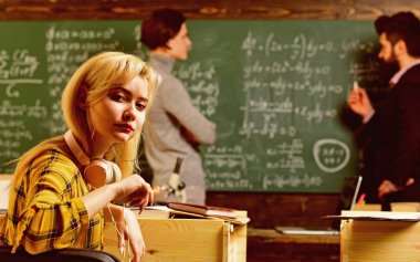 Akıl hocası onun çalışma şekli için aşk olması gerekiyor. Eğitim ve sınıf Üniversitesi'nde ders öğretmenden sınama öğrenci. Modern öğretmen hipster matematik formülü ile büyük yazı tahtası üzerinde yazma.