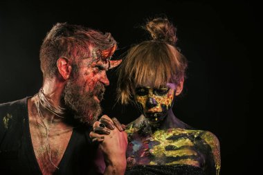 Cadılar Bayramı adam boynuzları ve kadın iskelet ile el ele tutuşsun