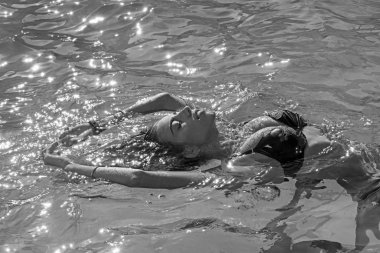 Spa Yüzme Havuzu, ferahlık ve Cilt Bakımı rahatlayın. Yaz tatili ve okyanus seyahat. Seksi kadın Karayip Denizi Bahamalar üzerinde. Kadının güzelliği banyo nemli. Maldivler veya Miami beach