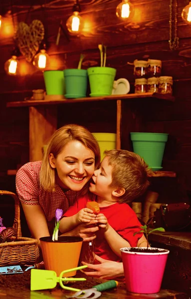 Kavram güven. Kadın ve çocuk su çiçekler ile güven. Güven. Güven ortamı — Stok fotoğraf