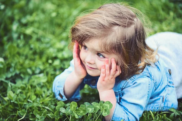 Söta barn smile på gröna gräsmattan — Stockfoto