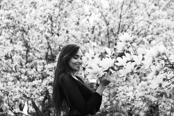 Ritratto all'aperto di una giovane bella donna vicino all'albero di magnolia — Foto Stock