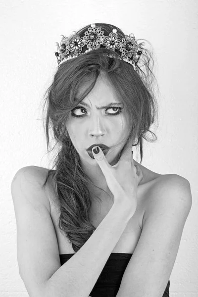 Modelo chica mujer caucásica con impresionante peinado y maquillaje con corona única en pose de moda sobre fondo blanco — Foto de Stock