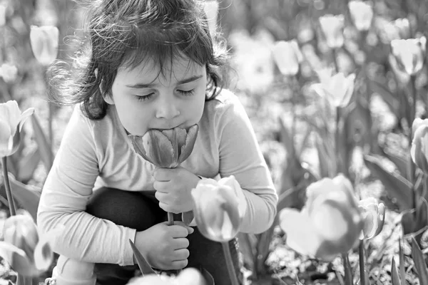 Arc Bőrápolás. allergia-virágok. Tavaszi tulipán. Időjárás-előrejelzés. Nyári lány divat. Boldog gyermekkor. Napsütéses tavaszi kislány. Kis gyerek. Természetes szépség. Gyermeknap. Új zöld élet — Stock Fotó