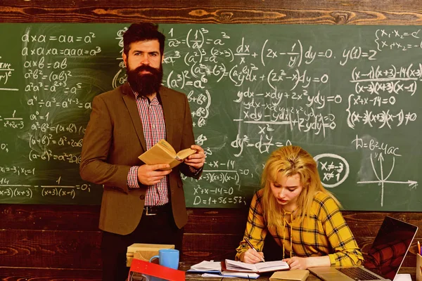 Student conferentie in loft interieur naaiatelier ruimte met behulp van digitale apparaten en wifi. Studenten voorbereiden op examens in klas interieur achter tafel. — Stockfoto