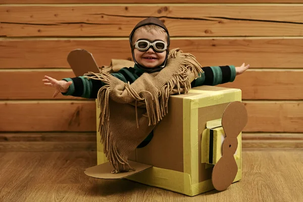 Pappflugzeug, Kindheit, kleiner Junge Pilot — Stockfoto