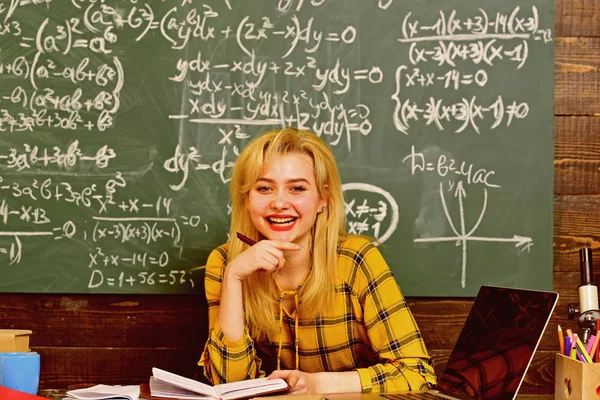 Estudiante internacional haciendo pruebas individuales en línea. Grupo de estudiantes adultos atentos con profesor en el aula de formación. Retrato del entrenador barbudo sonriente en ropa formal mirando a la cámara . — Foto de Stock