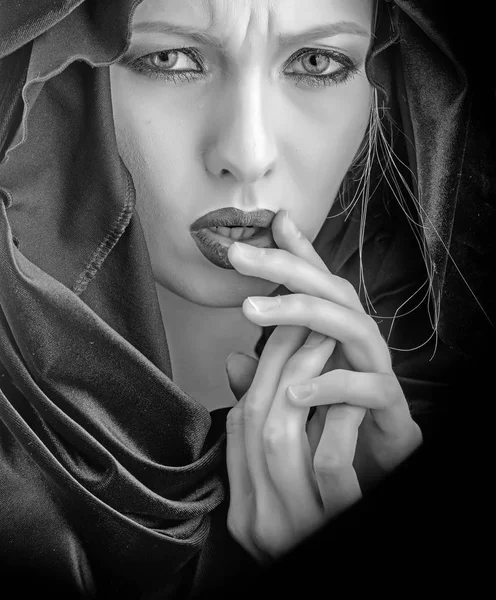 Aspectul femeii cu machiaj în glugă neagră. look and beauty fashion concept . — Fotografie, imagine de stoc
