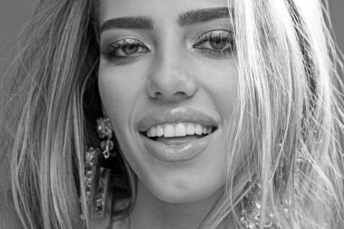 Mükemmel erkek. Güzellik partisi. Benim en sevdiğim küpeler. Kız seksi dudak makyaj ile. Glamour takı lüks büyük küpe. Seksi kadın yüzündeki moda makyaj ile. Trendy bir görünüm ile moda modeli