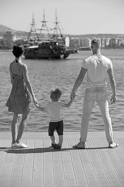 어머니 또는 아버지 날에 아이 함께 가족 여행. 여름 휴가에 가족. — 스톡 사진