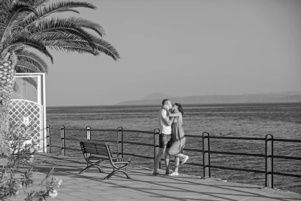 Yaz tatil ve seyahat etmek tatil. yaz tatili aşık mutlu öpüşen çiftin — Stok fotoğraf