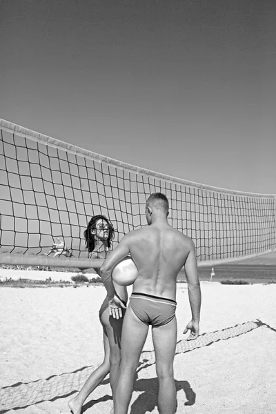 해변 배구 운동을 하는 친구들. 건강 한 운동 생활을 하며 여름에 재미있는 레크리에이션 볼리볼 게임을 즐기는 남녀 — 스톡 사진