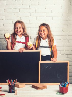 Blackboard mutlu küçük çocuk elinde. Blackboard kopya alanı, okul ders için