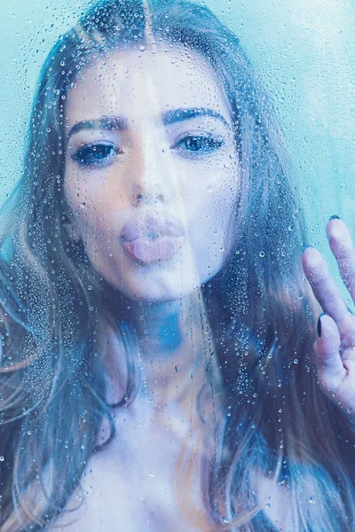 Aqua-Behandlung einer hübschen Frau mit langen Haaren. — Stockfoto