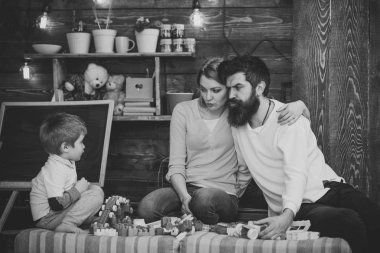 Anne ile çocuk oyun plastik bloklar ile Yapı İnşaat. Baba, anne ve sevimli oğlu Oluşturucu ile oynamak. Ebeveynlik kavramı. Ebeveynler hugs, kesinlikle oynamak oğul izlerken, ebeveynlik zevk.