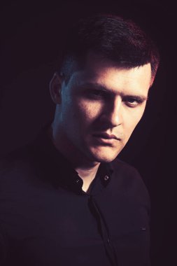 Moda modeli moda saçlı çocuk. Moda, stil ve trend kavramı.