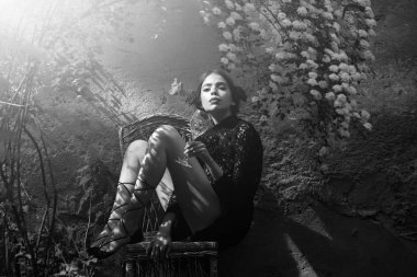 güzel bir kadın içki şarap bahçede