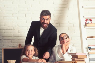 Genç beyaz adam öğretmen öğretmek kız kitap ve kalemler, eğitim kullanarak.