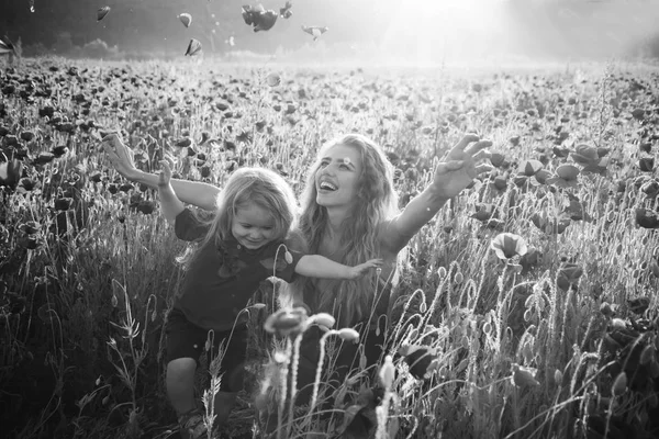 Kind, kleiner Junge bei Mutter oder Schwester im Mohnfeld — Stockfoto