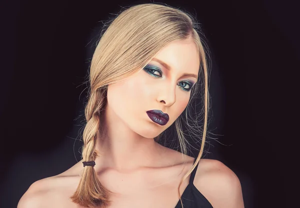 Zbliżenie piękna kobieta z silnym ciemny makijaż i purpurowe usta. Profesjonalny nowoczesny stylowy modna fryzura — Zdjęcie stockowe