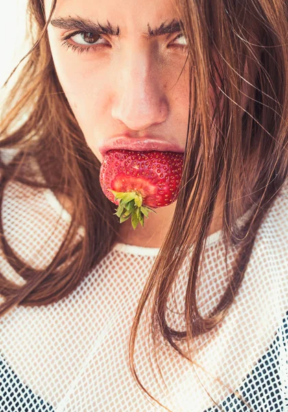 Mulher come morango vermelho — Fotografia de Stock