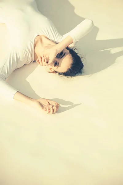 El entrenamiento nunca termina. Clase de ballet. Joven bailarina tumbada en el suelo. Linda bailarina de ballet. Bonita mujer en ropa de baile. Estilo de baile clásico. Baile de concierto. Practicar el arte del ballet clásico — Foto de Stock