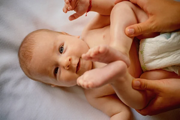 Bebé recién nacido. Cuidado familiar del bebé recién nacido. Amor y cuidado familiar. Psicología del desarrollo infantil. Psicología de los bebés. Insight into infant minds. El cuidado de un recién nacido bienestar psicológico — Foto de Stock