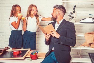 Geri okul ve evde eğitim için. Kız ve baba Kitaplığı'nda okul zamanı. Bilgi gün eğitimde. Edebiyat ders ve okuma gramer kitabı. Öğretmen adam hikaye kızlar yeme elma için okuyun.