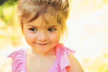 Tebrik yaz. Bahar. hava tahmini. Küçük çocuk. Doğal güzellik. Çocuk günü. yüz ve cilt bakımı. çiçekler alerjisi. Güneşli bahar, küçük kız. Yaz kız moda. Mutlu çocukluk