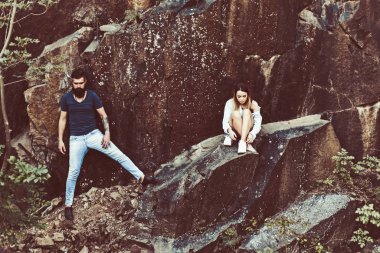 Mükemmel boots yürüyüş için. İki yaz tatilde aşık. Seksi kadın ve doğal peyzaj üzerinde sakallı adam. Çift aşk ve romantizm keyfini çıkarın. Tatil gezisinde şehvetli Çift