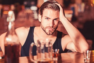 İçki, ama çok fazla değil. Alkol bağımlılığı ve kötü alışkanlık. Alkollü adam adlı bar counter içme. Adam içki güçlü alkollü içecek ve bira barda. Alkol bağımlısı kısa alkol içki ile