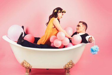 Günün en iyi bölümü. Güzellik rutin ve kişisel hijyen. Rutin bakım saç. Banyo hijyen alışkanlıkları. İki küvet içinde. Birkaç MIME adam ve seksi kadın banyo keyfini çıkarın. Köpük banyosu gün