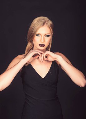 Manken makyaj ve şık bir saç modeli. Seksi kadın siyah izole sarı saçlı. PIGTAIL sarışın saçlı kız. Kuaför ve güzellik salonu. Makyaj göz ve cilt bakımı şehvetli kız.