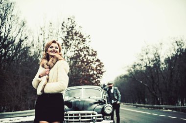 Retro koleksiyonu araba ve otomatik mekanik sürücü tarafından onarın. Çift Romantik tarihte aşık. Eskort kız güvenlik tarafından. Sakallı adam ve kürk manto seksi kadın. Seyahat ve iş gezisi ya da aksaklık hiking.