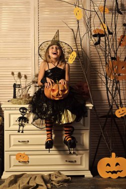 Cadı şapka ve kostüm tutar jack o fener evlat