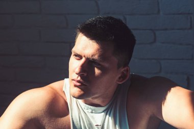 Genç yüzü olan adam. Maço kısa saç veya saç kesimi ile. Sağlıklı cilt yakışıklı adam. Gençlik cilt bakımı ve kavram damat