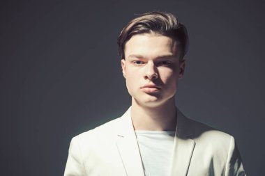 Kendi tarzında. Güzellik ve moda. Saç stili ve cilt bakımı. Trendy bir görünüm olan adam. Gizem göz moda adam. Modern erkek. Onun tarzı kendine güvenen. Genç ve ücretsiz