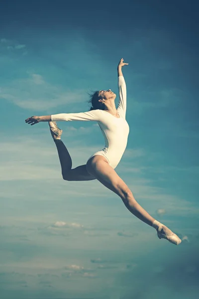 Graça em cada movimento. Praticando arte de balé clássico. Bailarina saltando no céu azul. Dançarina de ballet gira. Uma mulher bonita vestida de dança. Turma de ballet. Estilo de dança clássico. Dança de performance de concerto — Fotografia de Stock