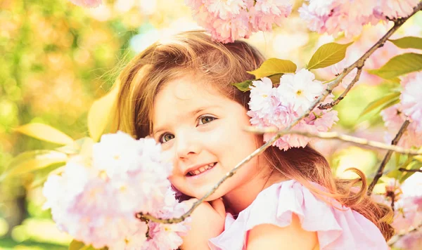 Ostern. Gesicht und Hautpflege. Allergie gegen Blumen. Sommermädchenmode. glückliche Kindheit. Frühling. Wettervorhersage. Kleinkind. natürliche Schönheit. Kindertag. kleines Mädchen im sonnigen Frühling. — Stockfoto