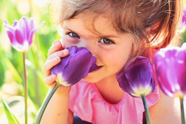 Arc Bőrápolás. allergia-virágok. Tavaszi tulipán. Időjárás-előrejelzés. Nyári lány divat. Boldog gyermekkor. Napsütéses tavaszi kislány. Kis gyerek. Természetes szépség. Gyermeknap. Élvező tavasszal — Stock Fotó