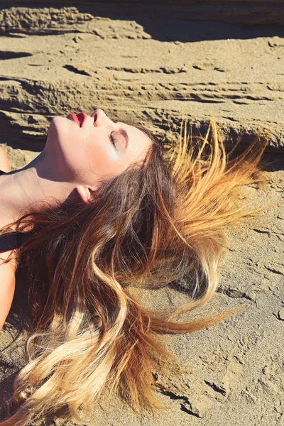긴 머리를 가진 여자, 헤어스타일 모래에 진정 해 — 스톡 사진
