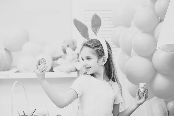 Malá dívka Malování ručně vajíčko na nafukovacích balónků. — Stock fotografie