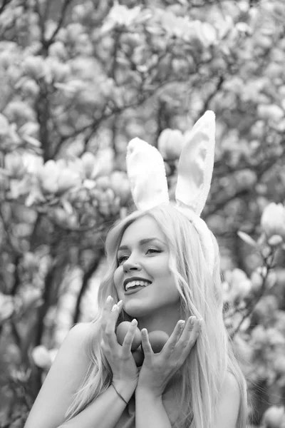Menina com ovos de Páscoa em orelhas de coelho — Fotografia de Stock
