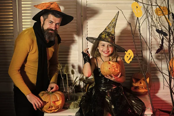 父と娘はハロウィンの装飾。ウィザードと魔女 — ストック写真