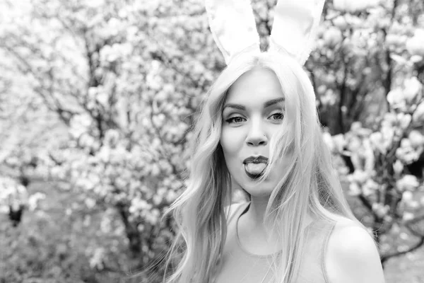 Primavera, celebración de las fiestas de Pascua, mujer feliz en orejas de conejo — Foto de Stock