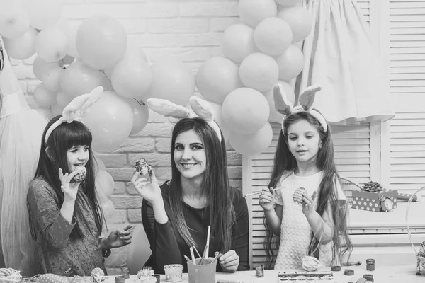 Easter, mother and children in pink bunny ears. — Stock Photo, Image