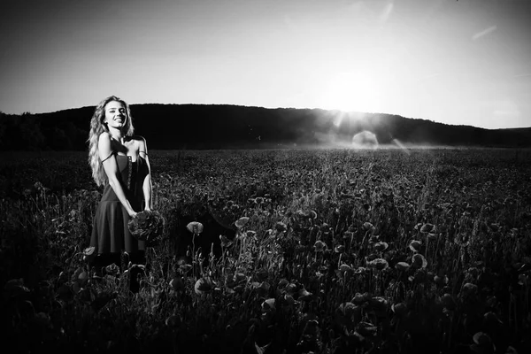 Oppio, donna o ragazza felice nel campo dei semi di papavero — Foto Stock